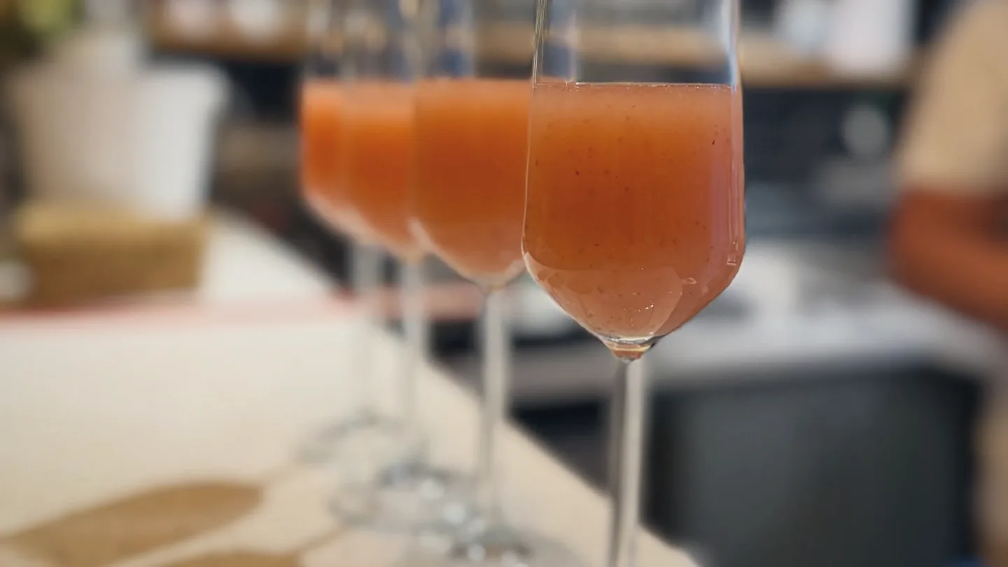 Copas de murta sour alineadas en la barra