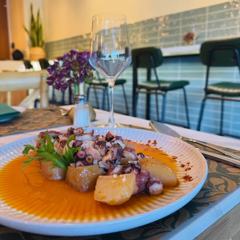 Pulpo a la gallega sobre papas con aceite de pimentón