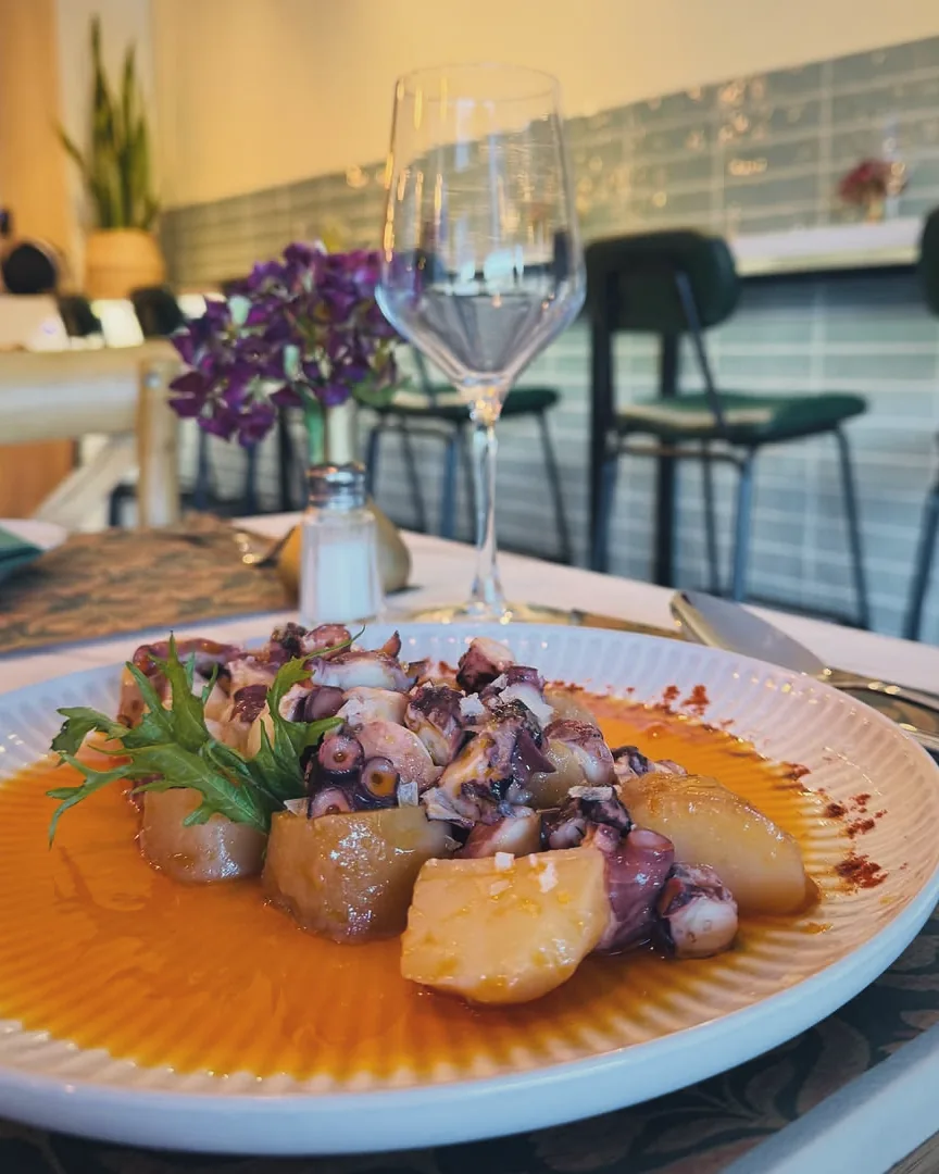 Pulpo a la gallega sobre papas con aceite de pimentón
