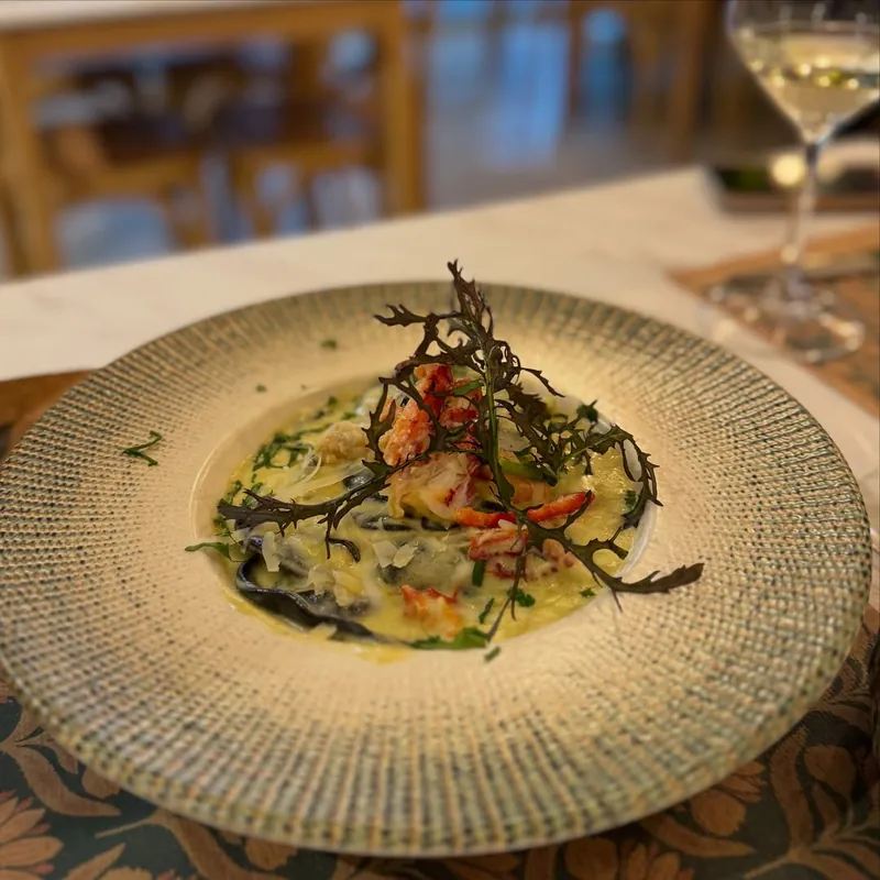 Sorrentinos de centolla en salsa de crema con alga crujiente
