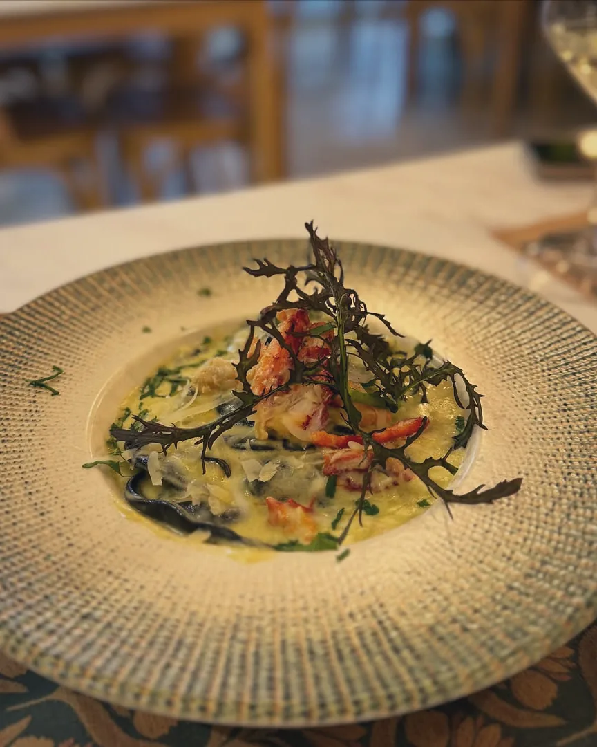Sorrentinos de centolla en salsa de crema con alga crujiente